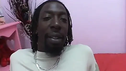 Черная сучка с красивыми сиськами получает сперму в рот после жесткого траха в постели