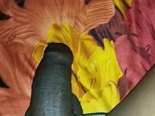 Bombeando meu pênis com muita força, o pênis mais negro do mundo.