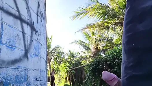Riskanter Handjob Für Die Heiße Frau Im Park!