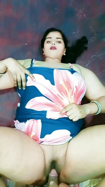 main apni bhaartiy bhaabhi ki tang choot ko lanbe samay ke antraal ke baad chodta hoon aur uski choot men viry daalta hoon