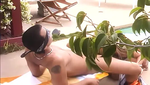 Nicole сосет член ее мужчины у бассейна перед жестким трахом