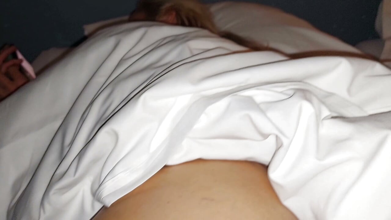 Rijpe blonde vrouw geniet van voetaanbidding