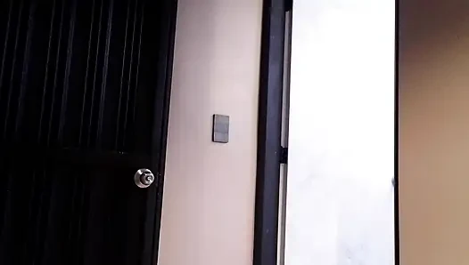 Aku dikasih pesanan dari temu, si cewek hot rambut cokelat dengan pantat bahenol