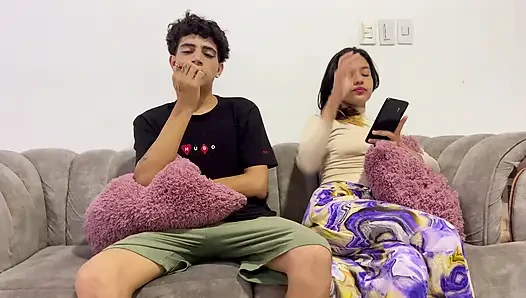 Cuckold pacarku tidak menyadari bahwa aku menyelundupkan sahabatnya dan menuangkan krimku ke dalam.