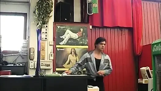 Fantastische geile MILF mit großen nippeln, arsch von riesigem schwanz im fitnessstudio in den arsch gefickt und auf den arsch gespritzt