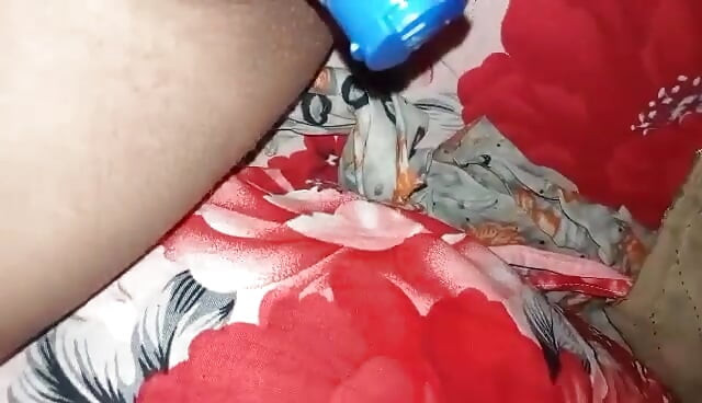 Masukin memekku dengan botol minyak gara-gara nggak di rumah!