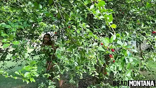 Açgözlü nimfo üç kişiyle oynadı ve kürklere dpa yaptı