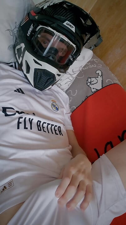 Хлопець одягнений у футбольну форму та Mxhelmet з ранковою спермою