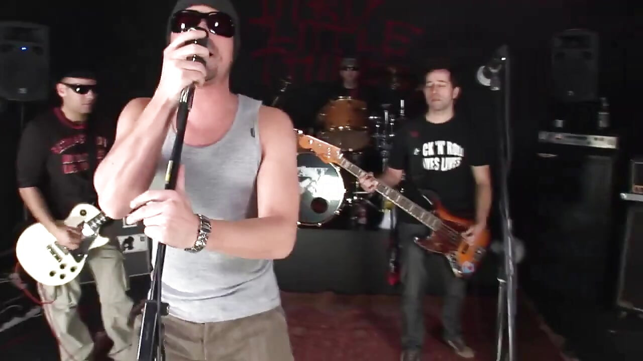 Loira gostosa de meias e botas pretas é fodida no cu por rockers