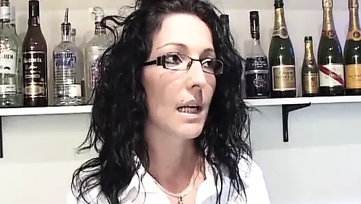 Привлекательная французская шлюха обожает трахаться сзади