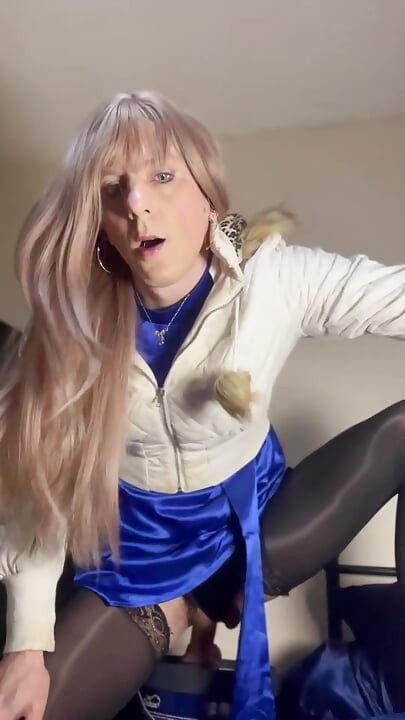 Jess скачет в шелке