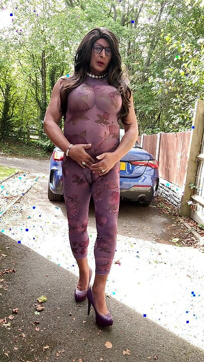 Seksi transvestit kellycd2022 u ljubičastom catsuitu i štiklama na otvorenom