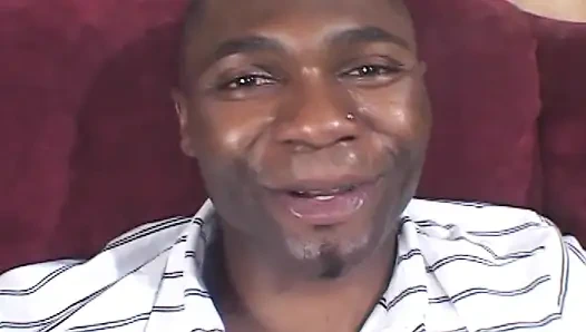 Грудастая чернокожая шлюшка пьет сперму из обуви после горячего траха с большим черным членом