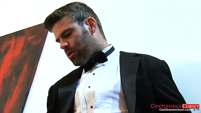 绅士Closet英俊的泰勒本森吞下塞巴斯蒂安的脚和勃动的隆起