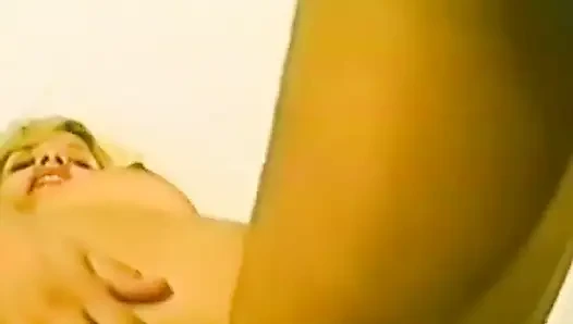 Cewek rambut pirang dengan toket kecil lagi asik muasin memeknya pakai dildo