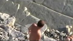 Tre ucraini maturi scopano e succhiano sulla spiaggia