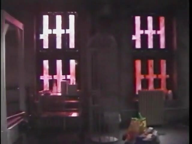 Dominatrix nóng bỏng mặc đồ da với thân hình tuyệt vời đặt một chàng trai vào kẹp