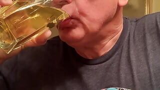 Dr. christian loucq genießt ein glas seiner warme pisse