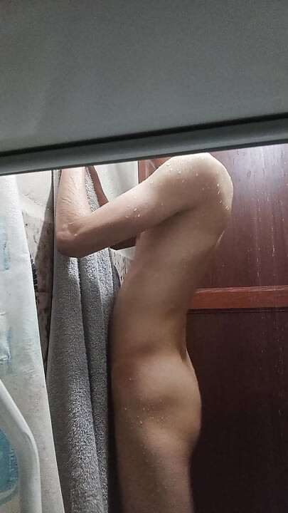 Con trai riêng tắm tại nhà mẹ kế.