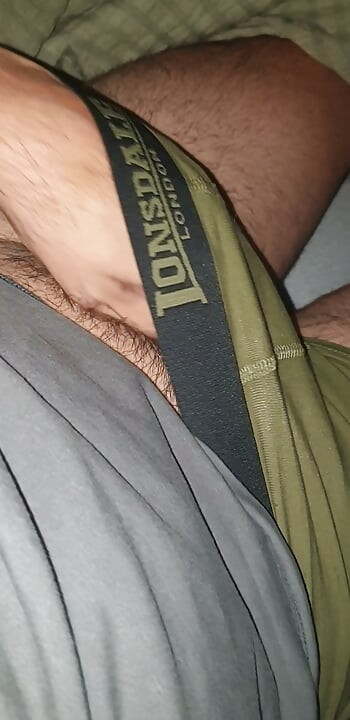Acostado en la cama y jugando con mi pequeña polla cachonda. ¡Tengo que correrme!