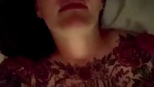 Gecenin ortasında mastürbasyon yapıyor ve çok sert boşalıyor