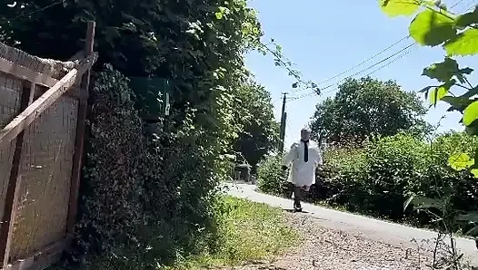 Çöpleri boşaltmak için hizmetçi gibi giyinmiş
