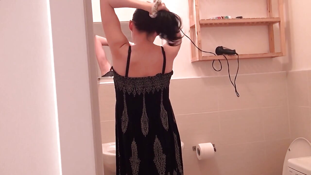 O mamă sexy însărcinată nesătulă ia la prelucrat fiecare pulă tare