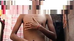 Indyjski desi chłopak bierze prysznic i masturbuje się z wytryskiem część 1