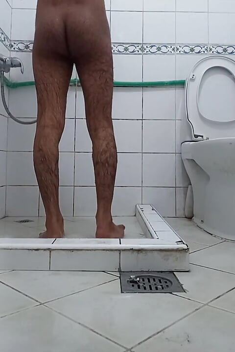 Ghar par akele bathroom me muthi maari bisexual pura maja liya nahate hwe