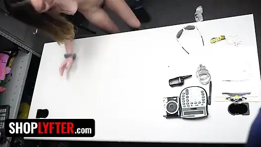 Genç hatun Sera Ryder hırsızlık yaparken yakalandı, böylece üvey babası lp guardla anlaşma yapıyor