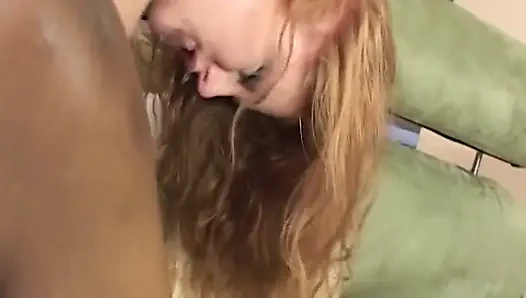 Memek becek cewek semok kulit hitam ini dientot habis-habisan sampai matanya merem melek