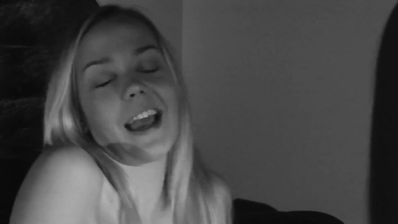 Người đẹp tóc vàng kiểm soát cực khoái