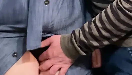 Omg! Pria tua mesum lagi asik fingering memeknya di kereta bawah tanah