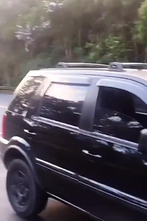 工作人员请求搭车去海滩, 并把车交给了司机