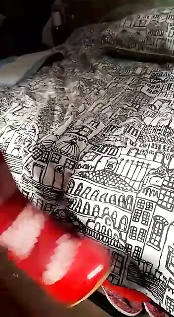 Thelady ima čarape i štikle za telo