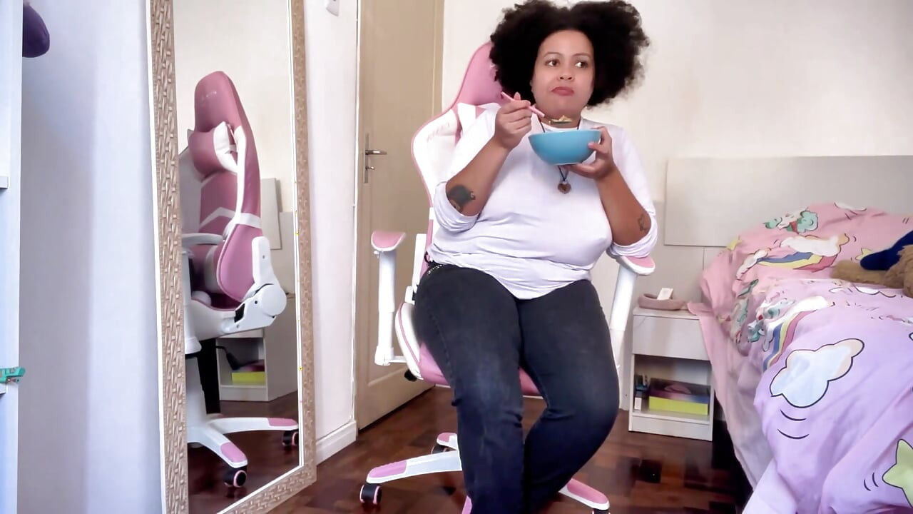 BBW essen und p, während freund zuschaut und ärgert