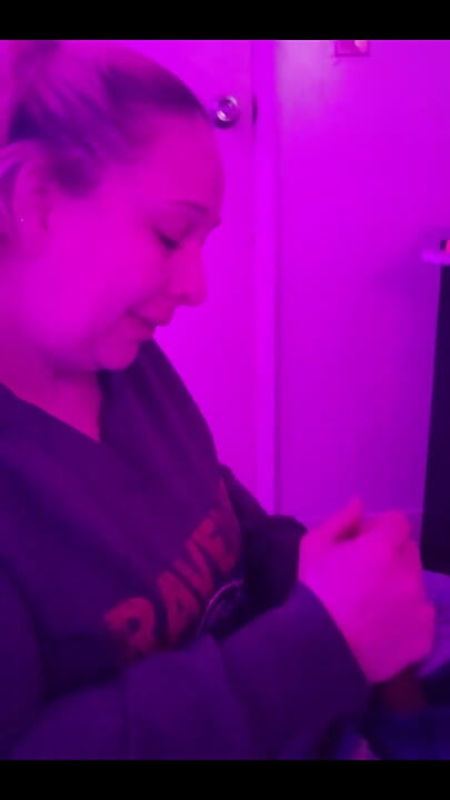 Žena daje nestašan pušenje