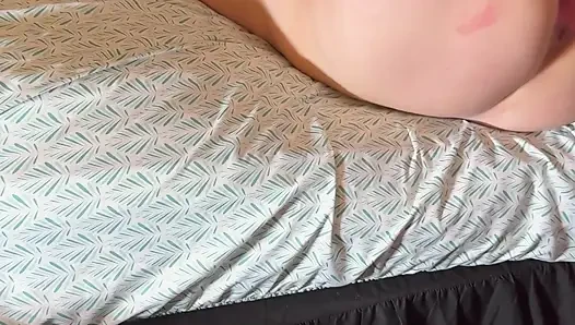Stiefpapi bläst eine ladung in meine muschi