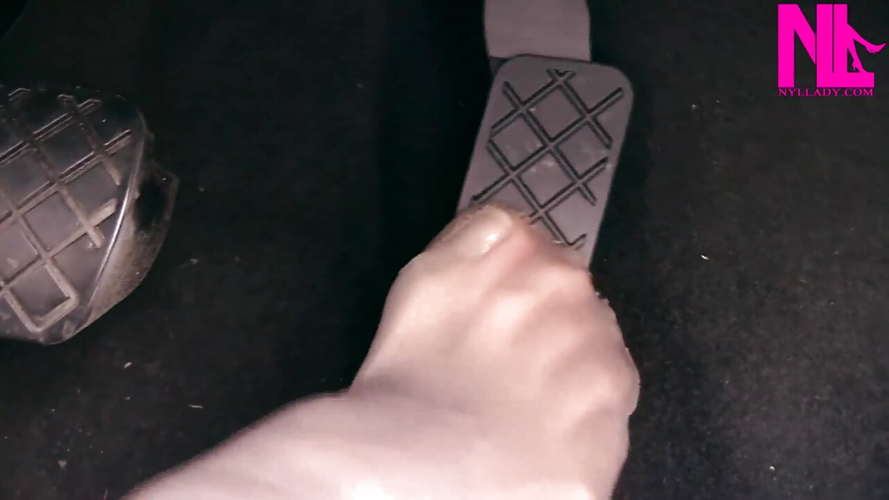 Sensual Pedal Pumping in Nude Pantyhoses and Flats