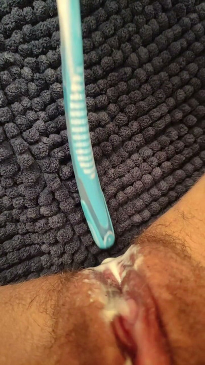 Is het een goed idee om mijn vieze ding met deze borstel schoon te maken voor de les?
