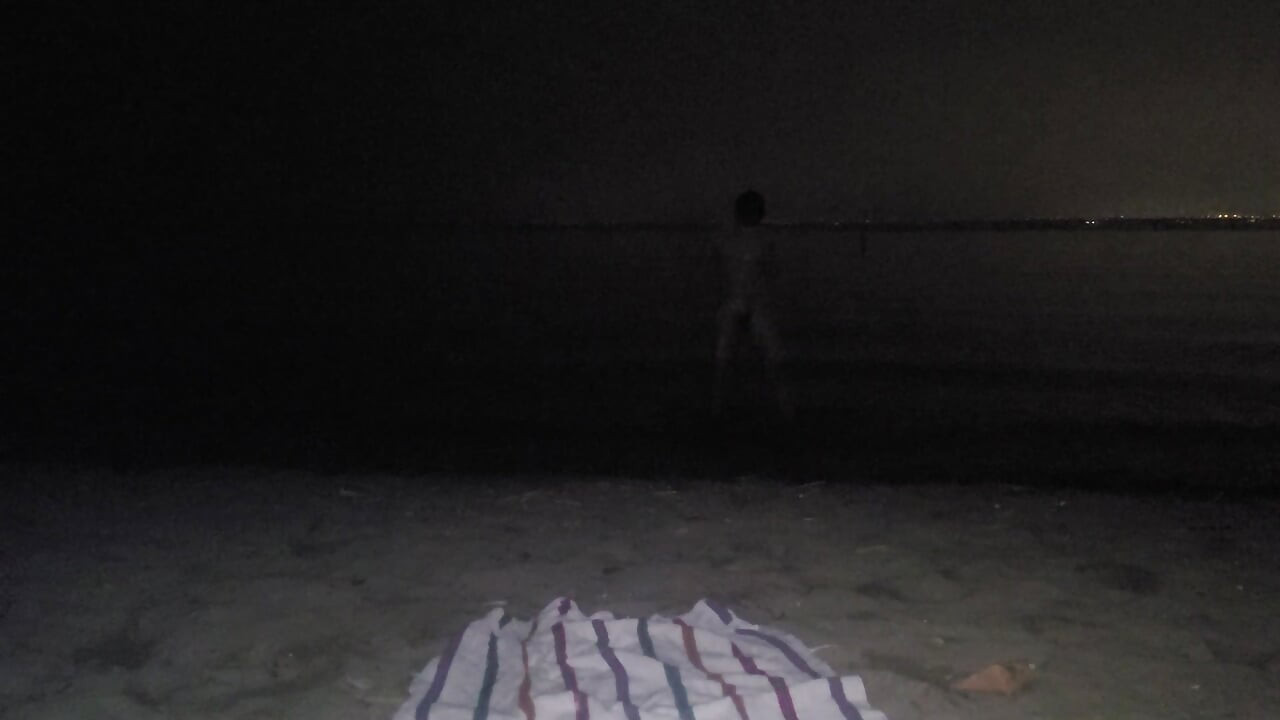 exposed on nude beach and piss on myself