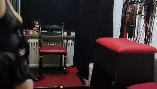 Olgun domme itaatkar sürtüğün geniş deliğine yumruk sokuyor