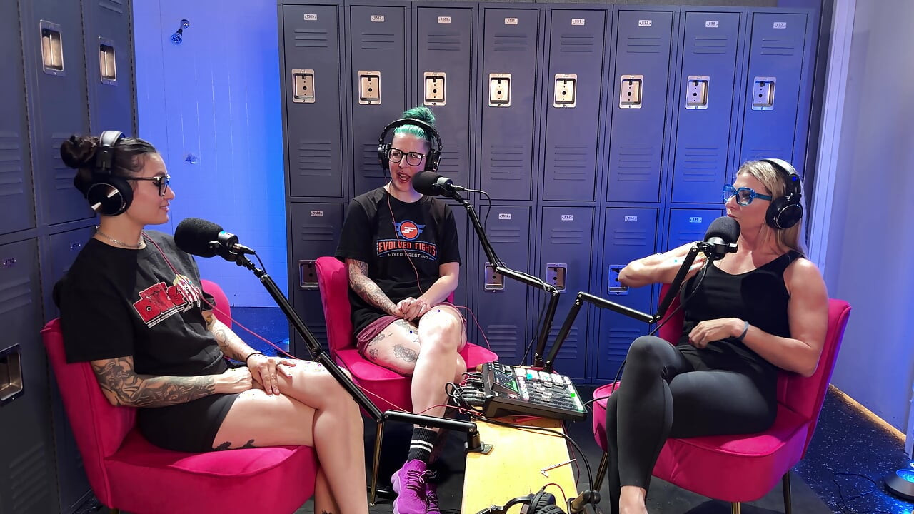 Luna Lovely y Nikki Zee se unen a Ariel en una charla de vestuario