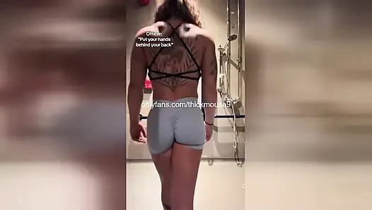Tiktok canlı zafer deliği: bakire gırtlağına yumruk sokuyor, amcığı açık
