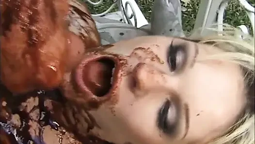 Tante seksi rambut pirang dengan toket besar dientot di taman