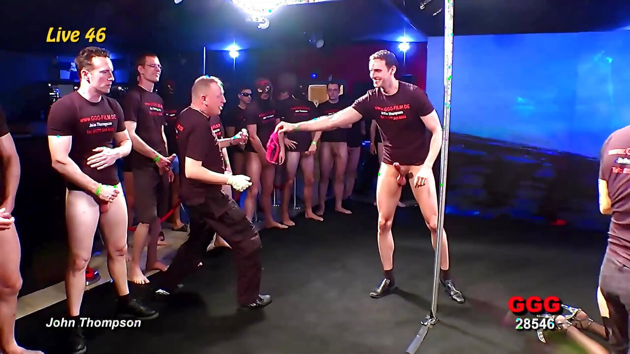 Putas Cachondas Gangbanged Por 10 Chicos Que Tienen Sus Caras Cubiertas De Esperma