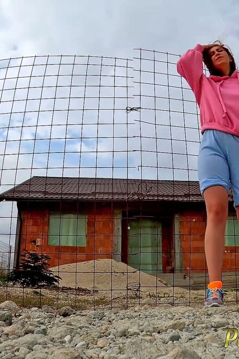 Pagpapalit ng kanyang basang shorts sa tuyong pantalon