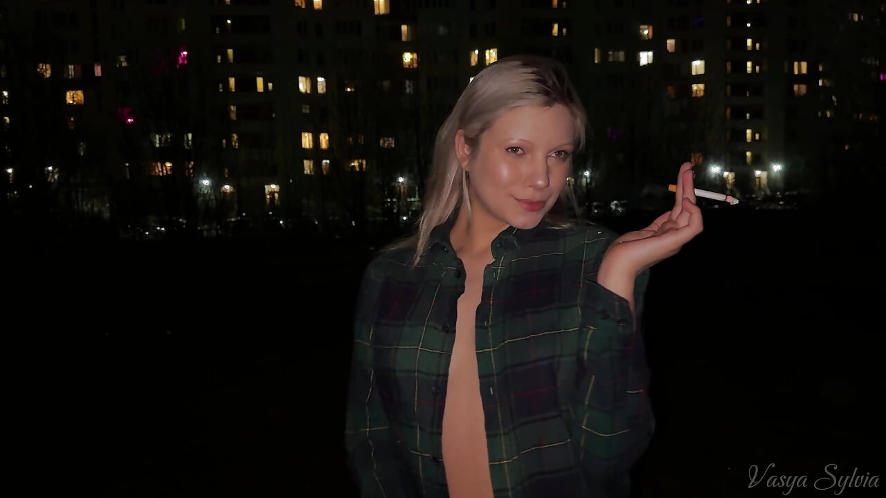 Rauchende Blondine mit nacktem Rauchen in der Öffentlichkeit!