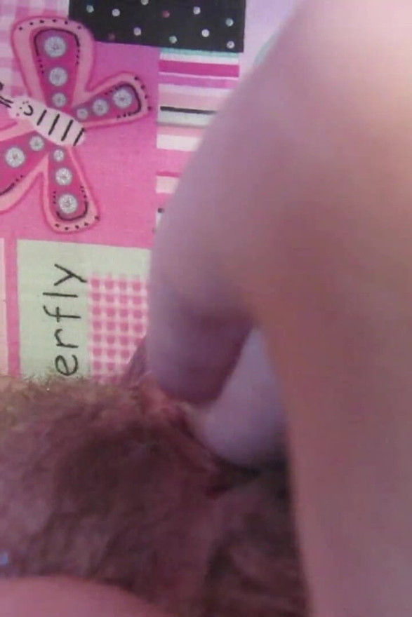 Grande clitoride cremoso sborra sul dildo