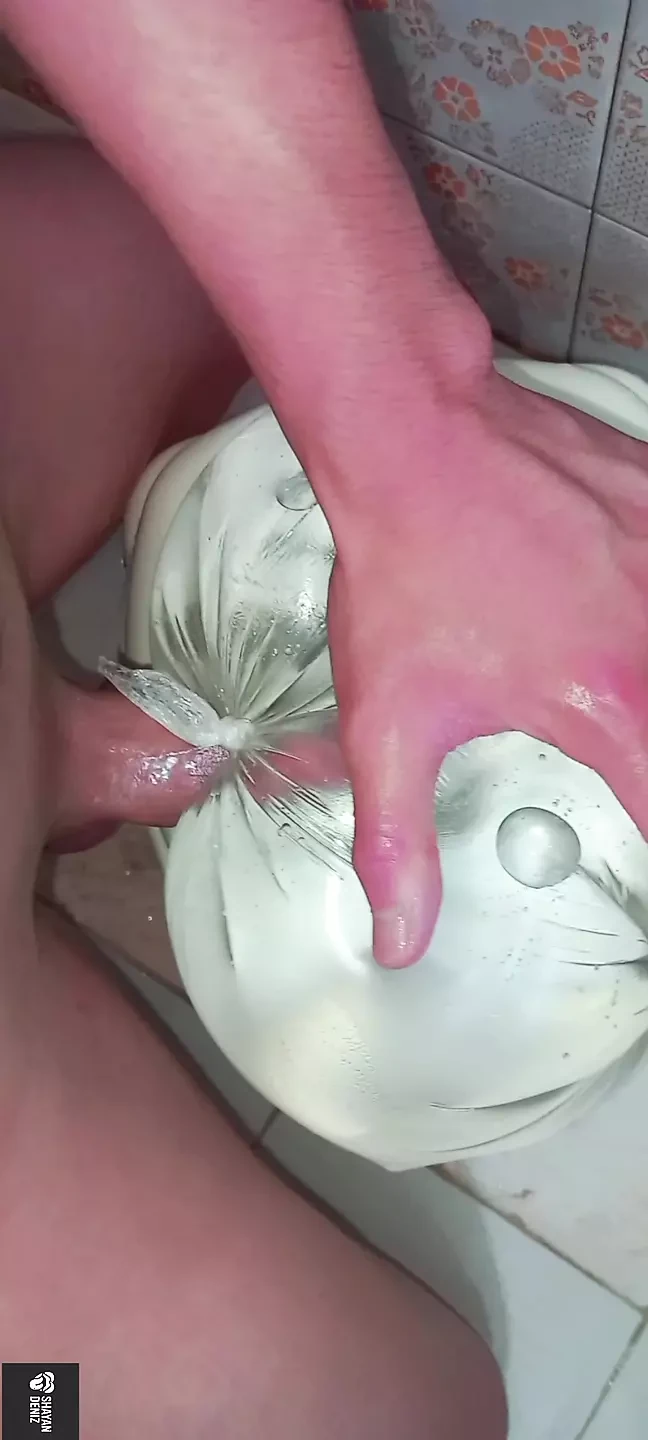 Solo ghairah dengan mainan di bilik mandi💦
